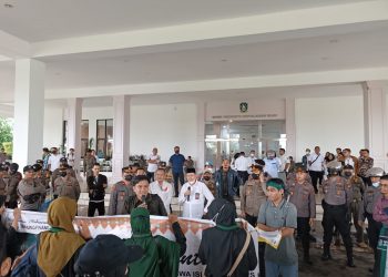 Suasana Aksi Unjuk Rasa di Kantor DPRD Kepri, foto : Mael/detak.media