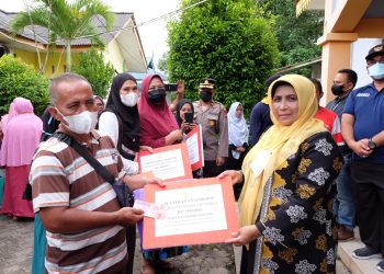 Walikota Tanjungpinang, Rahma saat menyerahkan BLT, di Kelurahan Tanjung Unggat, foto : ist