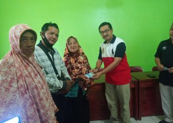 Sekda Natuna, Boy Wijanarko saat menyerahka BLT BBM dan Sembako secara simbolis (foto : istimewa)