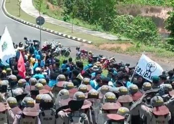 Suasana saat mahasiswa dengan personil kepolisian saling dorong, foto : Mael/detak.media