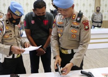 Anggota Propam Polda Kepri saat Mengecek Senpi dan Tes Urine Personel Polresta Tanjungpinang, foto : Mael/detak.media