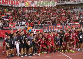 Timnas Indonesia U19 merayakan kemenangan bersama supporter/herlambang