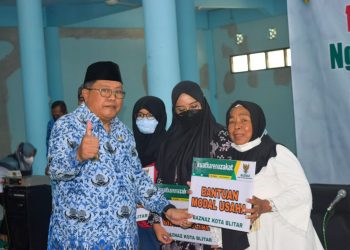 Walikota Blitar saat berikan bantuan modal usaha di kegiatan ngaji bareng bersama tukang becak, foto : Dani ES/detak.media