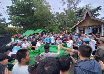 Warga Saat Mengusir Paksa Ratusan Pencari Suaka yang Hendak Berkemah di Depan Kantor UNHCR Tanjungpinang, foto : Mael/detak.media