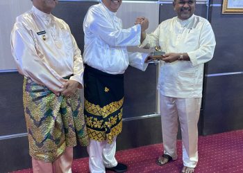 Bupati Natuna (tengah)