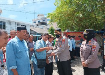 Wakapolresta Tanjungpinang, AKBP Arief Robby Rachman dan Kapolsek KKP, AKP Zubaidah saat membagikan paket makanan, foto : Mael/detak.media