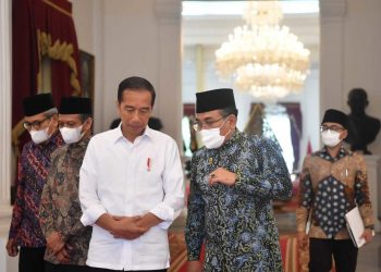 Presiden Jokowi berbincang dengan Ketua Umum PBNU Yahya Cholil Staquf, di Istana Merdeka, Jakarta, Kamis (22/09/2022). (Foto: BPMI Setpres/Rusman)