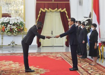 Presiden Jokowi saat menerima surat kepercayaan dari delapan duta besar LBBP negara-negara sahabat, di Ruang Kredensial, Istana Merdeka, Jakarta, Selasa (13/09/2022) pagi. (Foto: Humas Setkab/Agung)