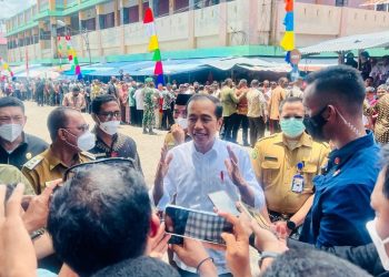 Presiden Jokowi saat memberi keterangan pers di Pasar Rakyat Jailolo, Kabupaten Halmahera Barat, Maluku Utara, Rabu (28/09/2022). (Foto: BPMI Setpres/Laily Rachev)