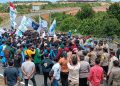 Ratusan Mahasiswa saat Berhasil Merusak Kawat Berduri di Kantor DPRD Kepri, foto : Mael/detak.media