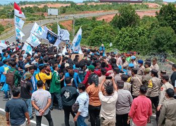 Ratusan Mahasiswa saat Berhasil Merusak Kawat Berduri di Kantor DPRD Kepri, foto : Mael/detak.media