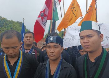 Ketua Umum HMI MPO Jefrianto (kanan), Ketua Umum GMKI Herman Siagian (tengah) dan Ketua Umum PMII M. Saffar (kiri), usai menggelar aksi unjuk rasa di Kantor Gubernur Kepri, foto : Mael/detak.media