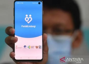 Seorang warga menunjukan aplikasi PeduliLindungi. ANTARA FOTO/Zabur Karuru/rwa.
