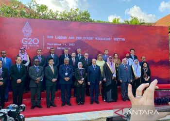 Menteri Tenaga Kerja RI Ida Fauziyah (tengah) berfoto bersama para menteri buruh dan tenaga kerja anggota G20 dan negara undangan usai pertemuan LEMM G20 di Kabupaten Badung, Provinsi Bali, Rabu (14/9/2022). ANTARA/Prisca Triferna/aa.