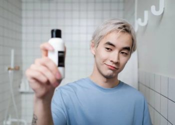 Ilustrasi. Pria merawat kulit wajahnya. (ANTARA/HO/Pexels)