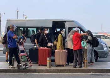 Para mahasiswa Indonesia tiba di Bandar Udara Internasional Baiyun, Guangzhou, China, Minggu (18/9/2022) untuk melanjutkan perjalanan ke kota tujuan setelah menjalani karantina selama 10 hari. (ANTARA/HO-KJRI Guangzhou)