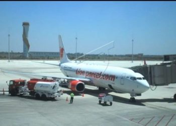 Ilustrasi: Petugas mengisi avtur ke pesawat di Bandara BIJB Kertajati, Majalengka, Jawa Barat. (ANTARA FOTO/Dedhez Anggara/aww)