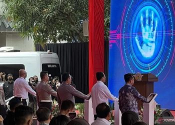 Kepala Kepolisian Republik Indonesia (Kapolri) Jenderal Pol. Listyo Sigit Prabowo (tengah) meresmikan peluncuran electronic traffic law enforcement (ETLE) di delapan Polda pada hari ulang tahun yang ke-67 Lalu Lintas Bhayangkara, di Jakarta Selatan, Kamis (22/9/2022). ANTARA/Putu Indah Savitri