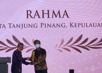 Perwakilan Walikota T,saat menerima penghargaan, foto: ist