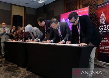Menteri Perdagangan Zulkifli Hasan (kiri) menyaksikan penandatanganan MoU B2B antara pelaku usaha Indonesia dengan pelaku usaha India dalam acara G20 Trade, Investment, and Industry Ministerial Meeting (TIIMM) di Nusa Dua, Badung, Bali, Jumat (23/9/2022). ANTARA FOTO/Nyoman Hendra Wibowo/YU/pri.