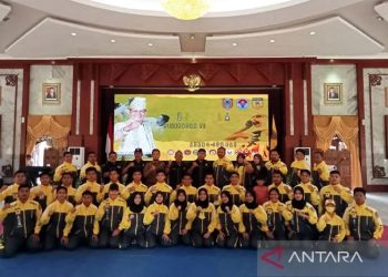 Para atlet karate Kalsel yang dilepas untuk mengikuti Kejurnas FORKI 2022 di Padang, Sumatera Barat pada 1--6 Oktober 2022 di lepas secara resmi di gedung Mahligai Pancasila Banjarmasin, Senin (26/9/2022). ANTARA/Sukarli/am.