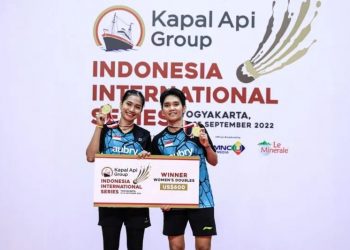 Ganda putri tuan rumah Ririn Amelia/Virni Putri menaiki podium setelah menjadi juara turnamen bulu tangkis Indonesia International Series 2022 di GOR Among Rogo, Yogyakarta, Minggu (25/9/2022). (Dokumentasi PBSI)