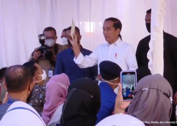 Presiden Jokowi meninjau penyaluran bansos di Baubau, Sulawesi Tenggara, Selasa (27/09/2022). (Sumber: Tangkapan Layar)