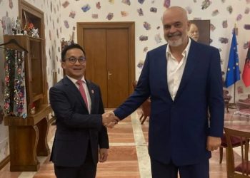 Duta Besar RI untuk Bulgaria, Albania dan Makedonia Utara Iwan Bogananta bertemu dengan Perdana Menteri Albania Edi Rama di kantor Perdana Menteri Albania di Tirana pada Senin (26/9/2022). (ANTARA/HO-KBRI Sofia)