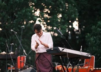 Musisi Ardhito Pramono saat tampil di acara musik budaya bertajuk "Nada Nusantara" yang digelar di kawasan Candi Borobudur, Magelang, Jawa Tengah, Selasa (27/9/2022). (ANTARA/HO)