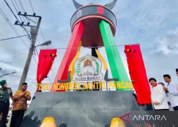 Bupati Aceh Barat H Ramli MS bersama Kepala Badan Pembinaan Ideologi Pancasila (BPIP) Prof KH Yudian Wahyudi (kanan), meresmikan Tugu Kongres Santri Pancasila pertama di Indonesia yang terletak di depan pintu gerbang Masjid Agung Baitul Makmur, Meulaboh, Kabupaten Aceh Barat, Kamis (29/9/2022) petang. ANTARA/Teuku Dedi Iskandar.