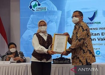 Kepala BPOM RI Kepala BPOM RI (kiri) saat menyerahkan sertifikat Izin Penggunaan Darurat (EUA) Vaksin IndoVac kepadasaat menyerahkan sertifikat Izin Penggunaan Darurat (EUA) Vaksin IndoVac M Rahman Roestan di Gedung BPOM Jakarta, Jumat (30/9/2022). ANTARA/Andi Firdaus/pri.