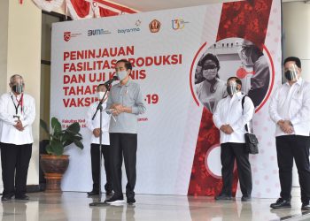 Presiden Jokowi saat memberikan keterangan pers usai melakukan peninjauan produksi vaksin COVID-19 di Laboratorium Bio Farma, Bandung, Provinsi Jawa Barat, Selasa (11/08/2021). (Foto: Humas/Jay)