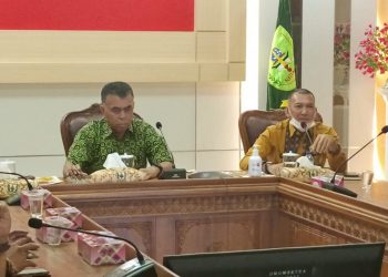 Bupati Natuna Wan Siswandi didampingi Wakil Bupati Rodhial Huda, saat rapat (foto : istimewa)
