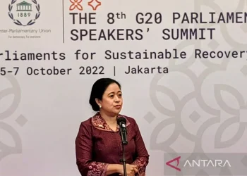 Ketua DPR RI Puan Maharani berbicara dalam konferensi pers di Gedung Nusantara, Kompleks Parlemen Senayan, Jakarta, Jumat (7/10/2022). ANTARA/Melalusa Susthira K/aa. (ANTARA/Melalusa Susthira K.)