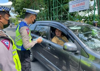 Personel Polresta Tanjungpinang saat Menegur Pengendara, foto : ist