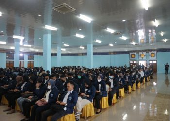 Ratusan Mahasiswa STIE Pembangunan Tanjungpinang saat pelepasan KKN 2022, di Masjid Raya Nur Ilahi Dompak, foto: ist