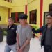 Kanit Reskrim Polsek Batam Kota, Ipda Yuda saat Menggiring Kevin, Pelaku Pembobol Brankas KFC Mega Mall, foto : Detak.media