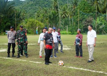 Bupati bersama Ketua PSSI Natuna, saat buka Turnamen