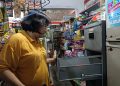 Yuni, Pemilik Toko saat Memperlihatkan Tempat Penyimpanan Rokok, foto : Mael/detak.media