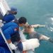 Personel Polsek Polair Batam saat Mengevakuasi Mayat Tanpa Identitas di Perairan Tanjung Sauh, foto : ist