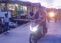 Tampak Bupati dan istri tengah mengendarai sepeda motor, sambil menyapa waraga