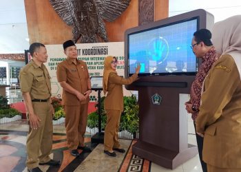 Bupati Blitar, Rini Syarifah saat  melaunching aplikasi Srikandi, foto: Dani ES/detka.media