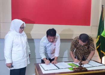 Bupati Natuna, Wan Siswandi bersama Walikota Batam, Muhammad Rudi tandatangani berkas MoU (foto : ist)