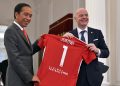 Presiden FIFA Gianni Infantino memberikan kaos bertuliskan nama “Jokowi” kepada Presiden RI, usai pernyataan pers bersama di Istana Merdeka, Jakarta, Selasa (18/10/2022). (Foto: Humas Setkab/Rahmat)