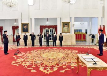 Presiden Jokowi saat melantik Johanis Tanak sebagai Wakil Ketua KPK Sisa Masa Jabatan 2019-2023, di Istana Negara, Jakarta, Jumat (28/10/2022) pagi. (Foto: Humas Setkab/Jay)