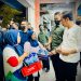 Presiden Jokowi saat berbincang dengan pedagang asongan di kawasan Maliboro, DIY, Sabtu (15/10/2022). (Foto: BPMI Setpres/Laily Rachev)