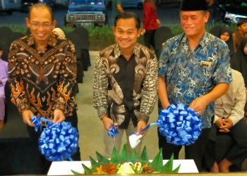 GM Hotel Aston, Susiadi bersama Chief Business Officer at Trans Hotel Group, Kiki Sulistianto saat membuka gedung TCC Tanjungpinang, foto : Mael/detak.media