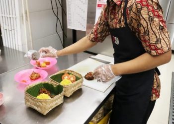 Staf jenama kuliner Ayam Ambyar mengenakan batik untuk merayakan Hari Batik Nasional pada 2 Oktober 2022 . ANTARA/HO.