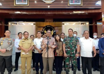 Menko Polhukam Mahfud MD memberikan keterang pers terkait hasil Rakorsus Tragedi Sepak Bola di Kanjuruhan, Senin (03/10/2022), di Kantor Kemenko Polhukam, Jakarta. (Sumber: Tangkapan Layar)