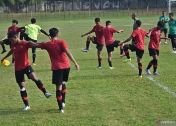 Sejumlah pesepak bola Tim Nasional U-17 Indonesia berlatih di Stadion Pajajaran, Kota Bogor, Jawa Barat, Minggu (2/10/2022). ANTARA FOTO/Aditya Pradana Putra/foc. (ANTARA FOTO/ADITYA PRADANA PUTRA)